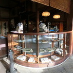 栗きんとん本家　すや - 渋味の効いた落ちつく店内