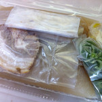 中華そば スエヒロ - 持ち帰り（冷凍スープ、焼豚、ネギ、もやし、背脂）