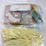 中華そば スエヒロ - 持ち帰り（背脂も付いてます）