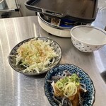 ホルモンごえん - お通し？キャベツ　センマイ刺し