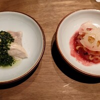 桃仙閣 東京 - 前菜二種（蒸し鶏、クラゲとビーツ）