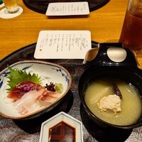 とんかつ まい泉 青山本店 - お造りと汁物。とんかつ屋さんで意外ですが、柿生のとん鈴さんもお刺身美味しいです。