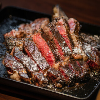 自社熟成庫で60日〜120日の熟成を経た肉は旨味が倍増します