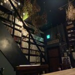 眞踏珈琲店 - 狭いが奥行きのある店内。