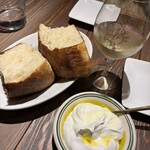 神楽坂ワイン食堂 ビストロ　Entraide - フォカッチャと塩バターホイップ