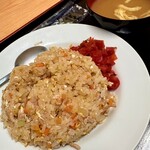 ときわ食堂 - 料理写真:チャーハン@600円  人参とか玉ねぎの微塵切りが入った家庭の焼飯。福神漬添えもご愛嬌