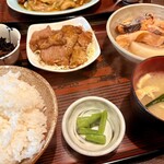 味安 - 生姜焼き＋鮭大根煮定食  鮭が美味し！