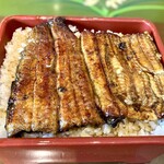 魚庄 - ◇鰻重：お新香、お吸い物付／上。同行者のオーダーご飯を多め。