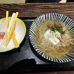 暗黒中華そば 雷電 - お子様ラーメンは小学生以下なら無料。塩ラーメンです。