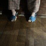 暗黒中華そば 雷電 - 魚の形をした変わったスリッパも