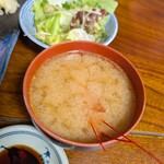 鮨処美好 - 海老の味噌汁とサラダ