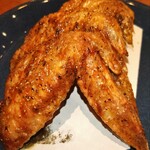 中華家 しかけん - しかけん手羽先　730円(税込)　自家製甘辛タレと、ブレンドしたスパイスが後引くウマさ ※10分ほどじっくり揚げています