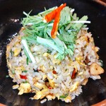 中華家 しかけん - にんにく赤唐辛子炒飯　1000円(税込)　自家栽培の赤唐辛子を最大限に生かすため、注文の都度細かくみじん切りにして爽やかな辛みと香ばしさを出しています。通常は4本使います。辛さ控えめ、 増しにも変可能