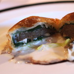 Hermitage de Tamura - タラの白子とトリュフのパイ包み、ネギクリームソース を割ってみれば　(2014/11)