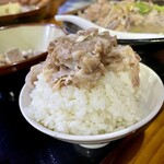 宮古そば 愛 - 骨汁の肉 オンザライス♡