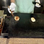 もち吉 - 料理写真:注文毎に鉄板で丁寧に仕上げてくれる
「お焼き」こと磯部焼き