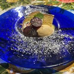 ピッツェリア エ オステリア パドリーノ - Dolce
      シェフ特製酵母から作ったイタリアのクリスマスで食べられるパネットーネ
      自家製トン九豆のジェラート添え