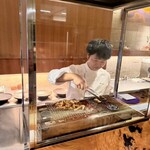 IL TEATRINO DA SALONE - 斎藤シェフ！ポルチーニを炭火焼きしています。