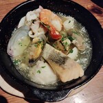 炭火焼イタリアン 海串 ブラーチェ - たっぷり魚介のアヒージョ