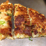 すじ入りお好み焼き、厚焼きで