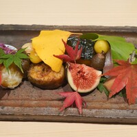 御成門はる - 八寸：カマス鮨、黒イチジクちば落花生、子持ちあゆ炊いて揚げ、カボチャ