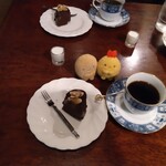 シティーライト - ブラジル（右）ノアケーキ（左）とんかつ   えびふらいのしっぽ（タブレット撮影）