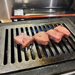 ライブ焼肉 てんぐ - タン元柔らかく、霜がふってます