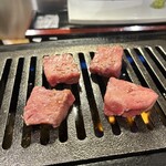 ライブ焼肉 てんぐ - リピート上タン塩ハーフ1200円最高！　網を一回替えてくれる気配り凄すぎます
