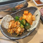 ライブ焼肉 てんぐ - キムチの盛り合わせ