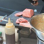 ライブ焼肉 てんぐ - 目の前でカット！ライブ感！綺麗なお肉です