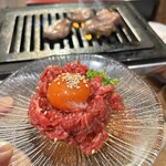 ライブ焼肉 てんぐ - ユッケ　赤みが綺麗
