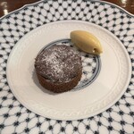 キノシタ - クルミ入りフォンダンショコラ　ピスタチオのアイスクリーム