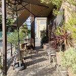 エピ・ド・ルージュ - 入口への道もええ感じやぁ