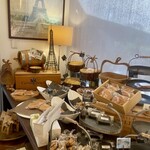 エピ・ド・ルージュ - お菓子の展示がまた素敵