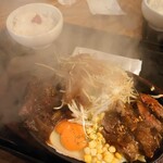 炭火焼きハンバーグ＆ステーキ アトム - 熱々の鉄板です("⌒∇⌒")