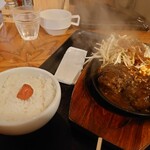 炭火焼きハンバーグ＆ステーキ アトム - ご飯に梅干し(≧▽≦)※不要な方は,目玉焼きも初めに要らない★と伝えて差し上げて下さいne⭐