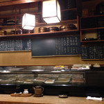Tsuki sushi - メニューとカウンター