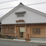 県道沿いに・・・土蔵風な外観の「そば店」Open。