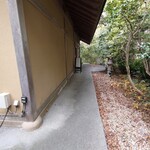 Matagi Chaya - 往前走就能看到店铺入口的招牌