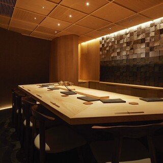 温かな檜に包まれたカウンターで、感動の一体感と臨場感を