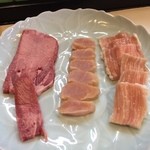 焼肉かわの - 焼き肉コース最初の一皿目。右からホルモン、ミノ、タン