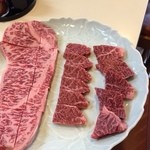 焼肉かわの - 焼き肉コースの２皿目。右からサガリ、ハラミ、ロース