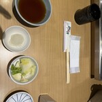 天ぷら 天喜代 - 漬物、大根おろし、天つゆ、お茶、塩