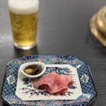 和牛屋 こつみ - お通しとビール
生好きにはうれしい生生の一発目