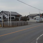 Teuchi Soba Makoto - 入り易い、駐車場。看板・のぼりあり。