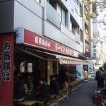 家系総本山 ラーメン 吉村家 - 並びは左側から