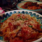 パスタマーケットM - 手前 アマトリチャーナ、奥 ボンゴレロッソ