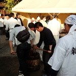 外苑休憩所 - 餅つきをしていました。ついた餅は無料で参拝客に振る舞われます