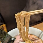 らぁ麺や 嶋 - 細麺で加水率高く、弾力を感じます。