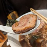 らぁ麺や 嶋 - 分厚いチャーシュー、重みがあります。